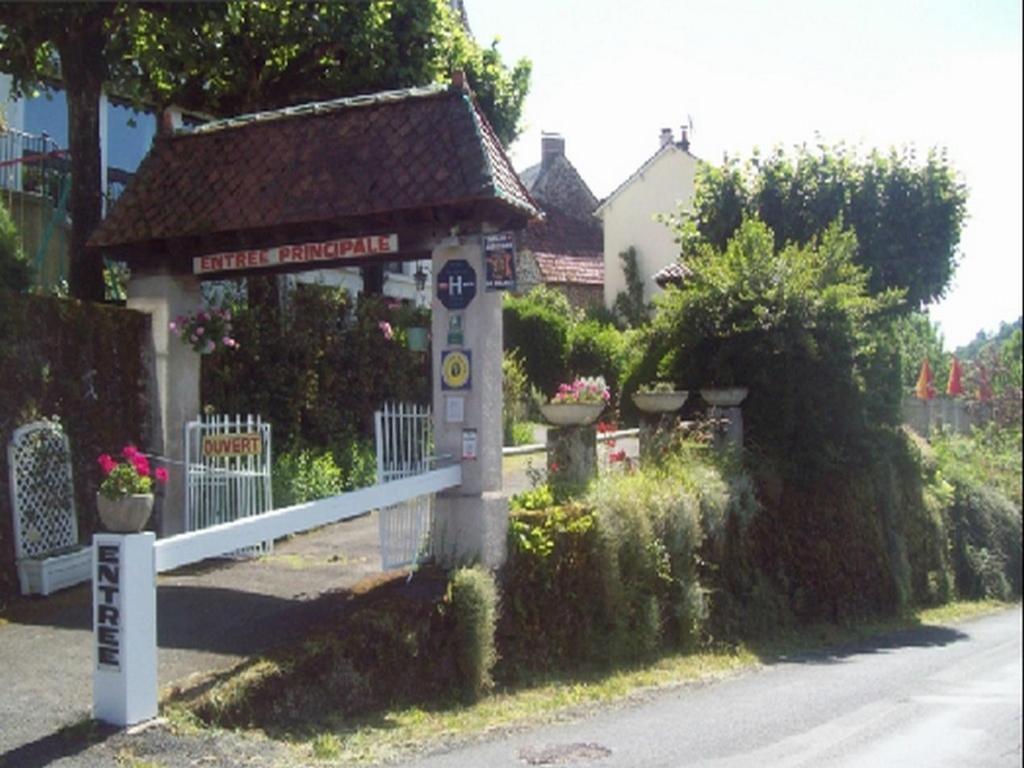 Logis Hotel Les Tilleuls Saint-Cirgues-de-Jordanne المظهر الخارجي الصورة